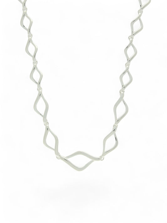 Graduated Wavy Twist Link Necklace in Silver